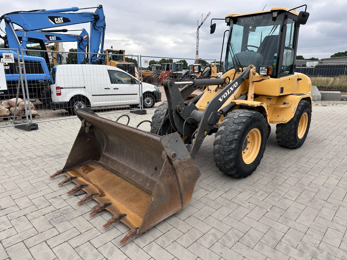 VOLVO L 30 B PRO 3er Kreis Klappschaufel+Palettengabel - Chargeuse sur pneus: photos 3 VOLVO L 30 B PRO 3er Kreis Klappschaufel+Palettengabel - Chargeuse sur pneus: photos 3