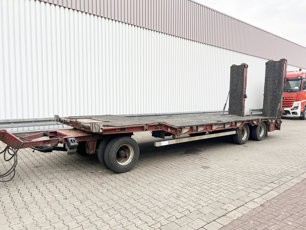 Goldhofer TU 3-24/80 TU 3-24/80, hydr. Rampen, Verbr. auf 3m - Remorque porte-engin surbaissée: photos 1 Goldhofer TU 3-24/80 TU 3-24/80, hydr. Rampen, Verbr. auf 3m - Remorque porte-engin surbaissée: photos 1