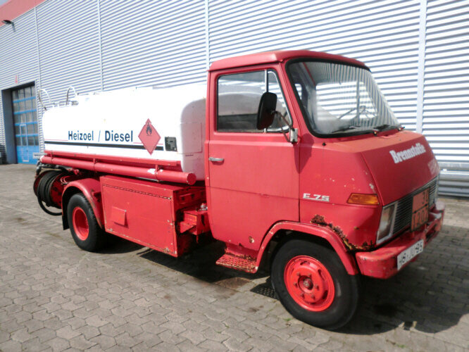 Hanomag F 75/35 Ki Hanomag-Henschel F 75/35 Ki, 5 cbm - Camion citerne: photos 1 Hanomag F 75/35 Ki Hanomag-Henschel F 75/35 Ki, 5 cbm - Camion citerne: photos 1