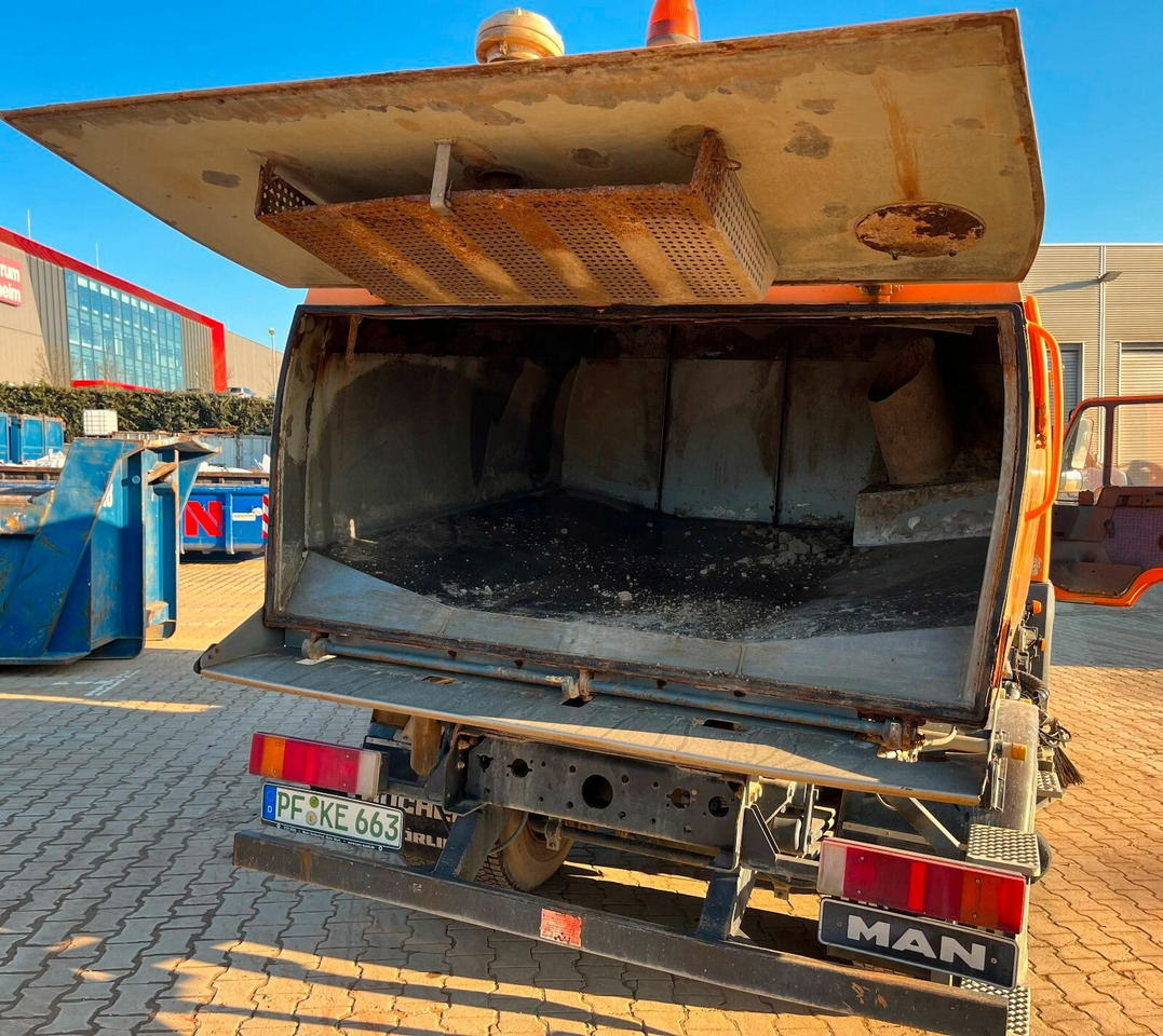 MAN TGL 12.180 TGL 12.180 , Bucher Kehrmaschine CF 50 - Balayeuse de voirie: photos 3 MAN TGL 12.180 TGL 12.180 , Bucher Kehrmaschine CF 50 - Balayeuse de voirie: photos 3