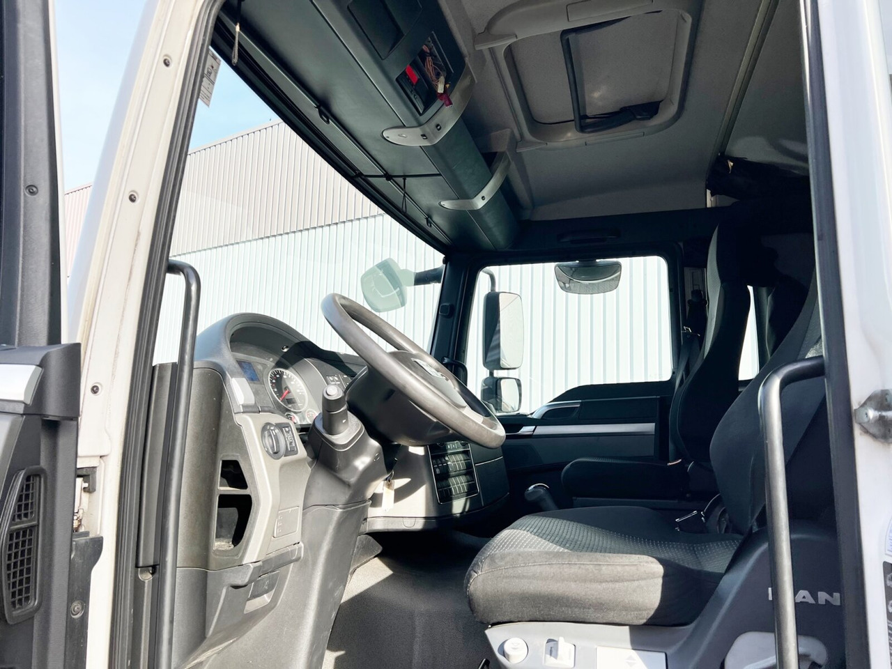 MAN TGL 12.220 4X2 BL TGL 12.220 4X2 BL mit Dhollandia LBW - Camion fourgon: photos 2 MAN TGL 12.220 4X2 BL TGL 12.220 4X2 BL mit Dhollandia LBW - Camion fourgon: photos 2