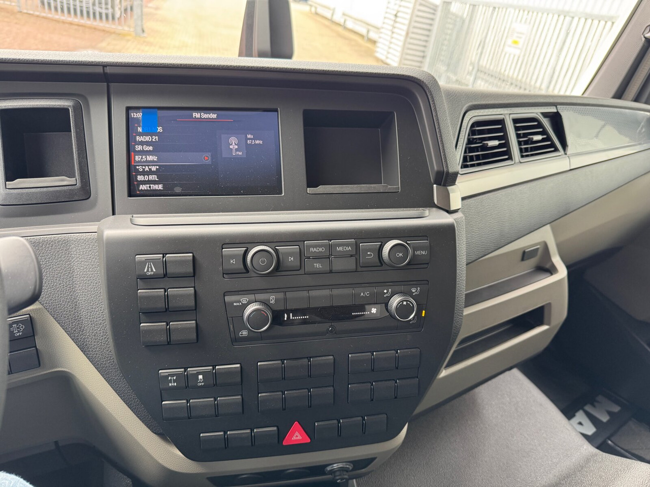 MAN TGL 8.160 4x2 BL CH TGL 8.160 4x2 BL CH, City-Abroller - Camion ampliroll: photos 4 MAN TGL 8.160 4x2 BL CH TGL 8.160 4x2 BL CH, City-Abroller - Camion ampliroll: photos 4