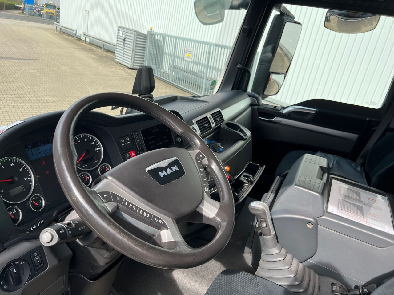 MAN TGS 26.360/400 6x2-4 BL TGS 26.360/400 6x2-4 BL, Lenk-/Lift, Kran Atlas AK 206.3E A5, Funk - Camion grue, Camion plateau: photos 3 MAN TGS 26.360/400 6x2-4 BL TGS 26.360/400 6x2-4 BL, Lenk-/Lift, Kran Atlas AK 206.3E A5, Funk - Camion grue, Camion plateau: photos 3