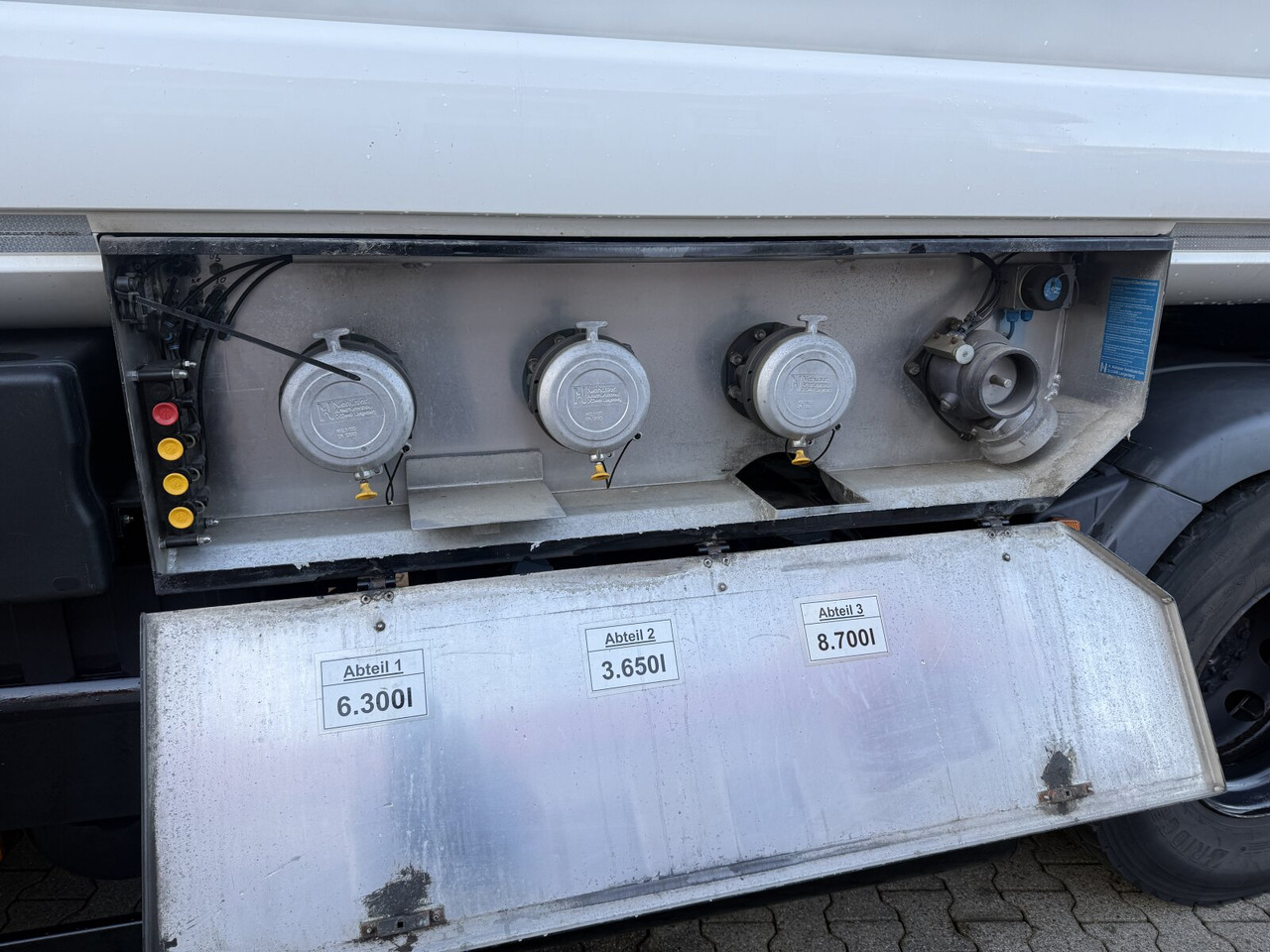 MAN TGS 26.440 6x2-4 BL TGS 26.440 6x2-4 BL, Lenk-/Liftachse, ADR, Esterer Tank ca. 20.340l, 3 Kammern - Camion citerne: photos 2 MAN TGS 26.440 6x2-4 BL TGS 26.440 6x2-4 BL, Lenk-/Liftachse, ADR, Esterer Tank ca. 20.340l, 3 Kammern - Camion citerne: photos 2