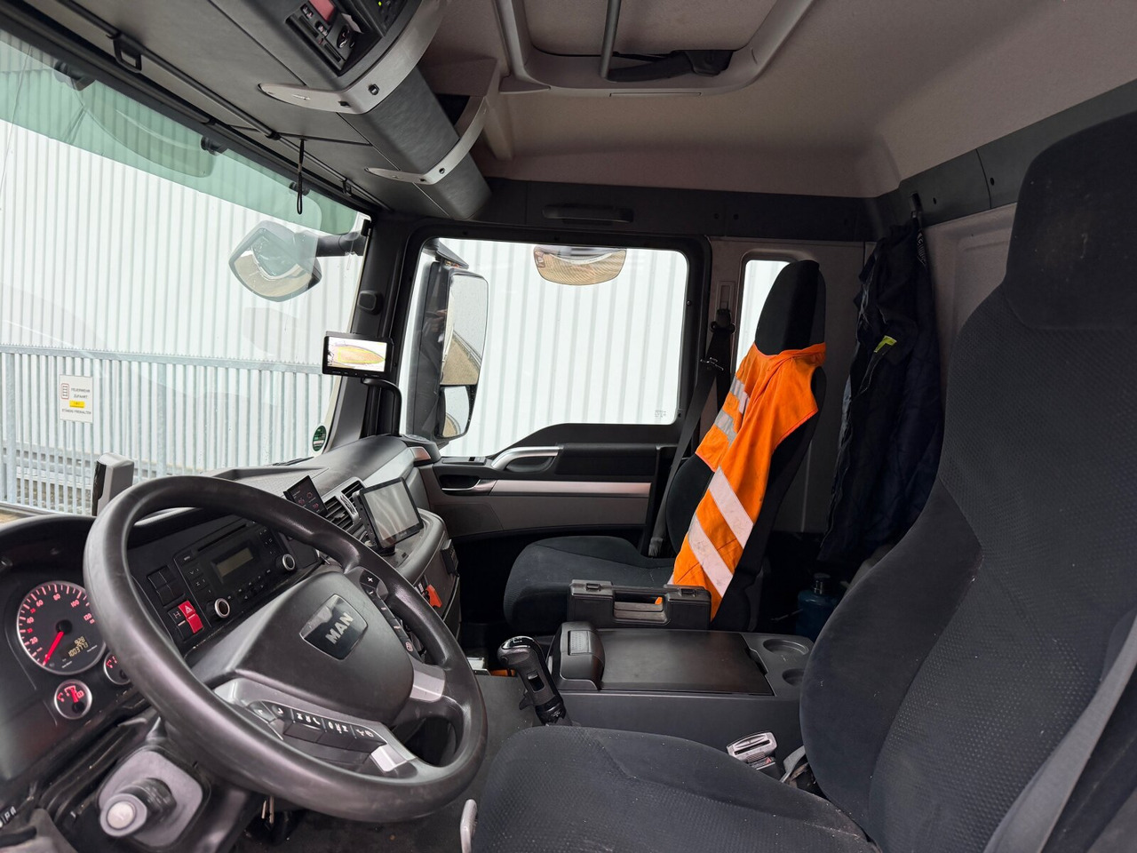 MAN TGS 26.440 6x2-4 BL TGS 26.440 6x2-4 BL, Lenk-/Liftachse, ADR, Esterer Tank ca. 20.340l, 3 Kammern - Camion citerne: photos 4 MAN TGS 26.440 6x2-4 BL TGS 26.440 6x2-4 BL, Lenk-/Liftachse, ADR, Esterer Tank ca. 20.340l, 3 Kammern - Camion citerne: photos 4