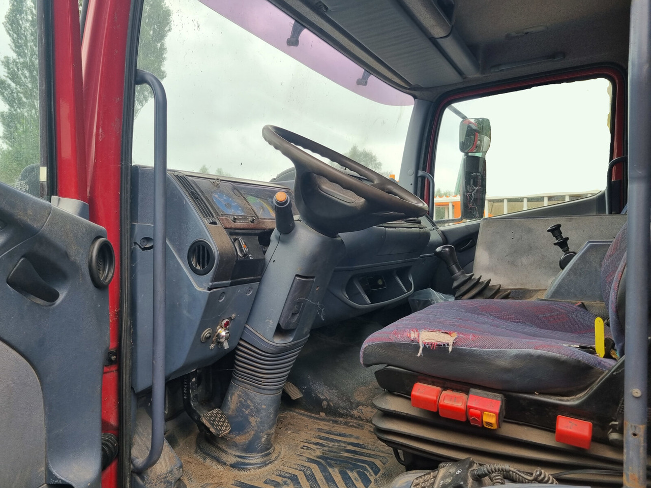 Photo d'intérieur 2: Camion porte-conteneur/ Caisse mobile Mercedes-Benz - 1215 4x2 Photo d'intérieur 2: Camion porte-conteneur/ Caisse mobile Mercedes-Benz - 1215 4x2