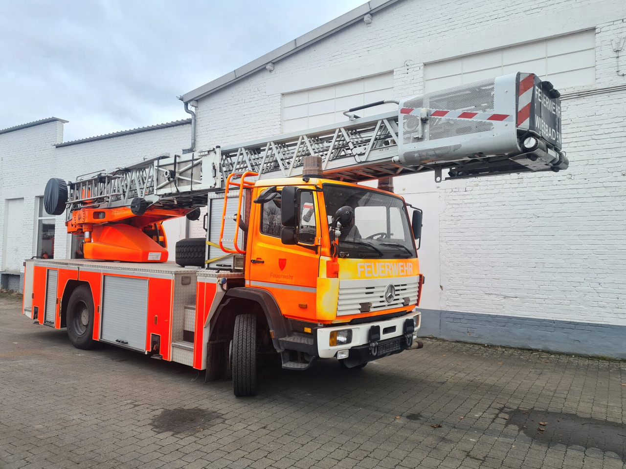 Mercedes-Benz 1524 DL 23-12 Drehleiter Feuerwehr 1524/4x2 DL 23-12 Drehleiter Feuerwehr - Camion de pompier: photos 1 Mercedes-Benz 1524 DL 23-12 Drehleiter Feuerwehr 1524/4x2 DL 23-12 Drehleiter Feuerwehr - Camion de pompier: photos 1