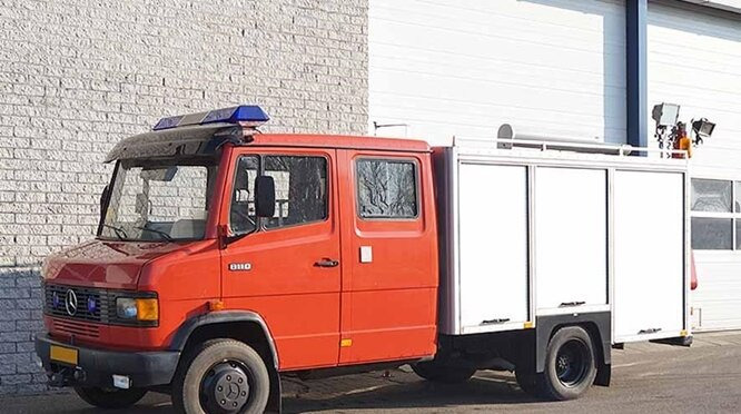 Mercedes-Benz 811D 4x2 LF 811D 4x2 LF Feuerwehrwagen - Camion de pompier: photos 1 Mercedes-Benz 811D 4x2 LF 811D 4x2 LF Feuerwehrwagen - Camion de pompier: photos 1