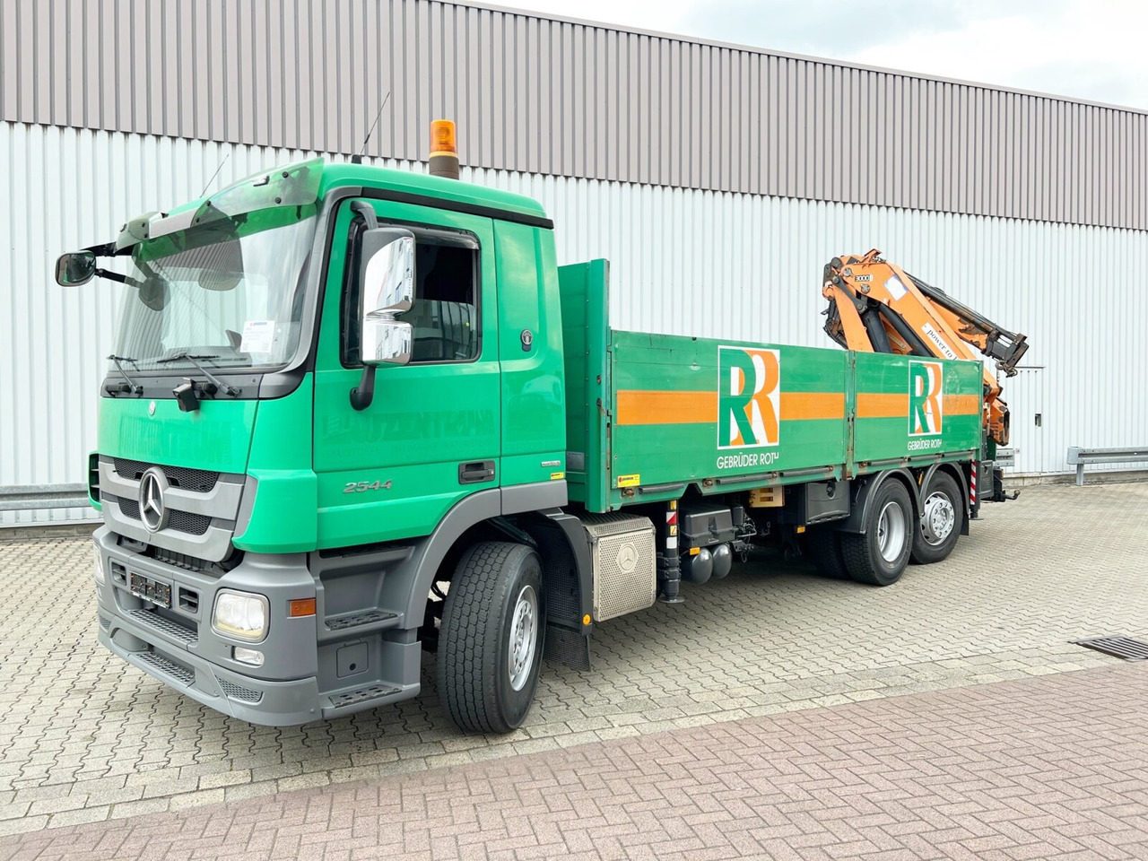 Mercedes-Benz Actros 2544 L 6x2 Actros 2544 L 6x2, Retarder, Lenkachse, Heckkran HMF 3000-K5 + Jip, Funk - Camion grue, Camion plateau: photos 1 Mercedes-Benz Actros 2544 L 6x2 Actros 2544 L 6x2, Retarder, Lenkachse, Heckkran HMF 3000-K5 + Jip, Funk - Camion grue, Camion plateau: photos 1
