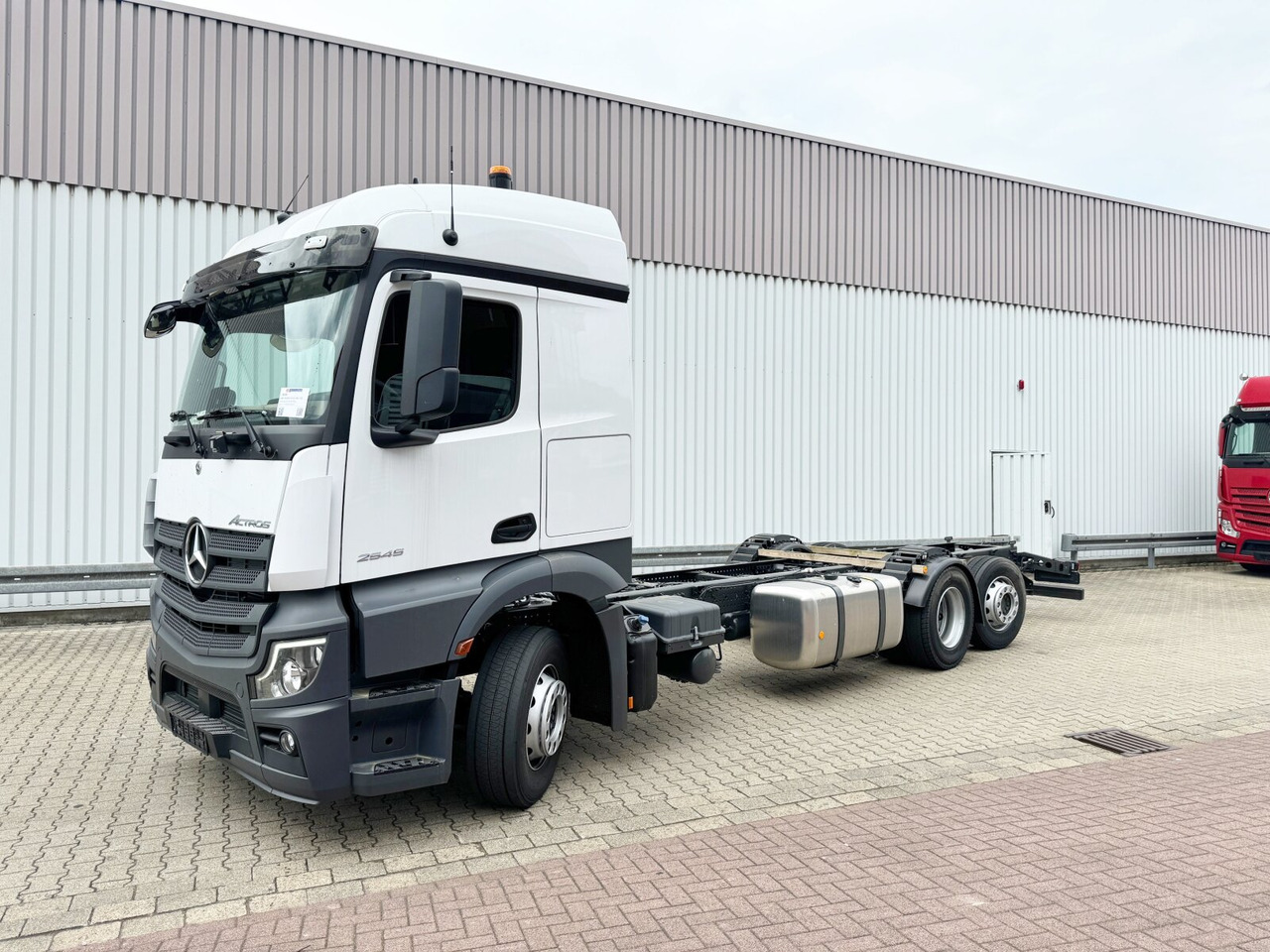 Mercedes-Benz Actros 2545 L 6x2 Actros 2545 L 6x2, Lenk-/Liftachse, StreamSpace, MultimediaCockpit - Châssis cabine: photos 1 Mercedes-Benz Actros 2545 L 6x2 Actros 2545 L 6x2, Lenk-/Liftachse, StreamSpace, MultimediaCockpit - Châssis cabine: photos 1