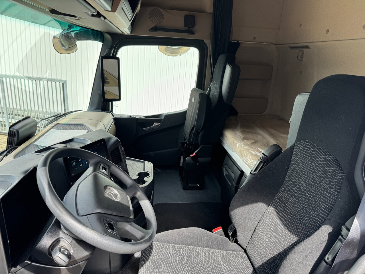 Mercedes-Benz Actros 2548 L 6x2 Actros 2548 L 6x2, Retarder, Lenk-/Liftachse, Navi, MirrorCam, MultimediaCockpit - Châssis cabine: photos 3 Mercedes-Benz Actros 2548 L 6x2 Actros 2548 L 6x2, Retarder, Lenk-/Liftachse, Navi, MirrorCam, MultimediaCockpit - Châssis cabine: photos 3