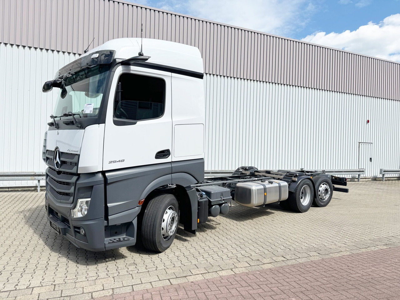 Mercedes-Benz Actros 2548 L 6x2 Actros 2548 L 6x2, Retarder, Lenk-/Liftachse, Navi, MirrorCam, MultimediaCockpit - Châssis cabine: photos 1 Mercedes-Benz Actros 2548 L 6x2 Actros 2548 L 6x2, Retarder, Lenk-/Liftachse, Navi, MirrorCam, MultimediaCockpit - Châssis cabine: photos 1