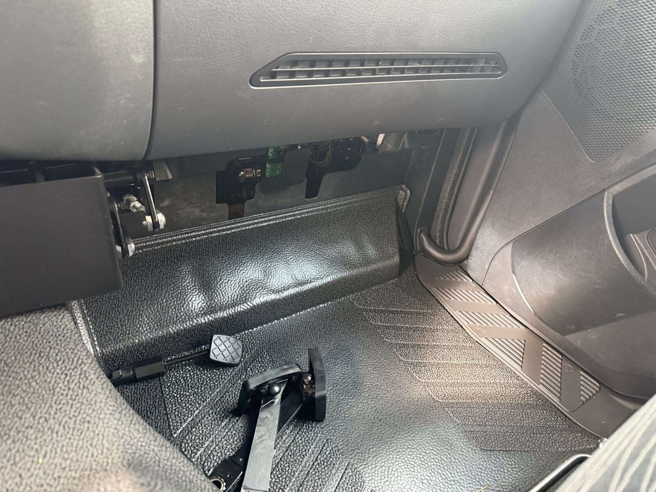 Mercedes-Benz Arocs 1827 A 4x4 Arocs 1827 A 4x4, Ex-! - Camion plateau: photos 4 Mercedes-Benz Arocs 1827 A 4x4 Arocs 1827 A 4x4, Ex-! - Camion plateau: photos 4