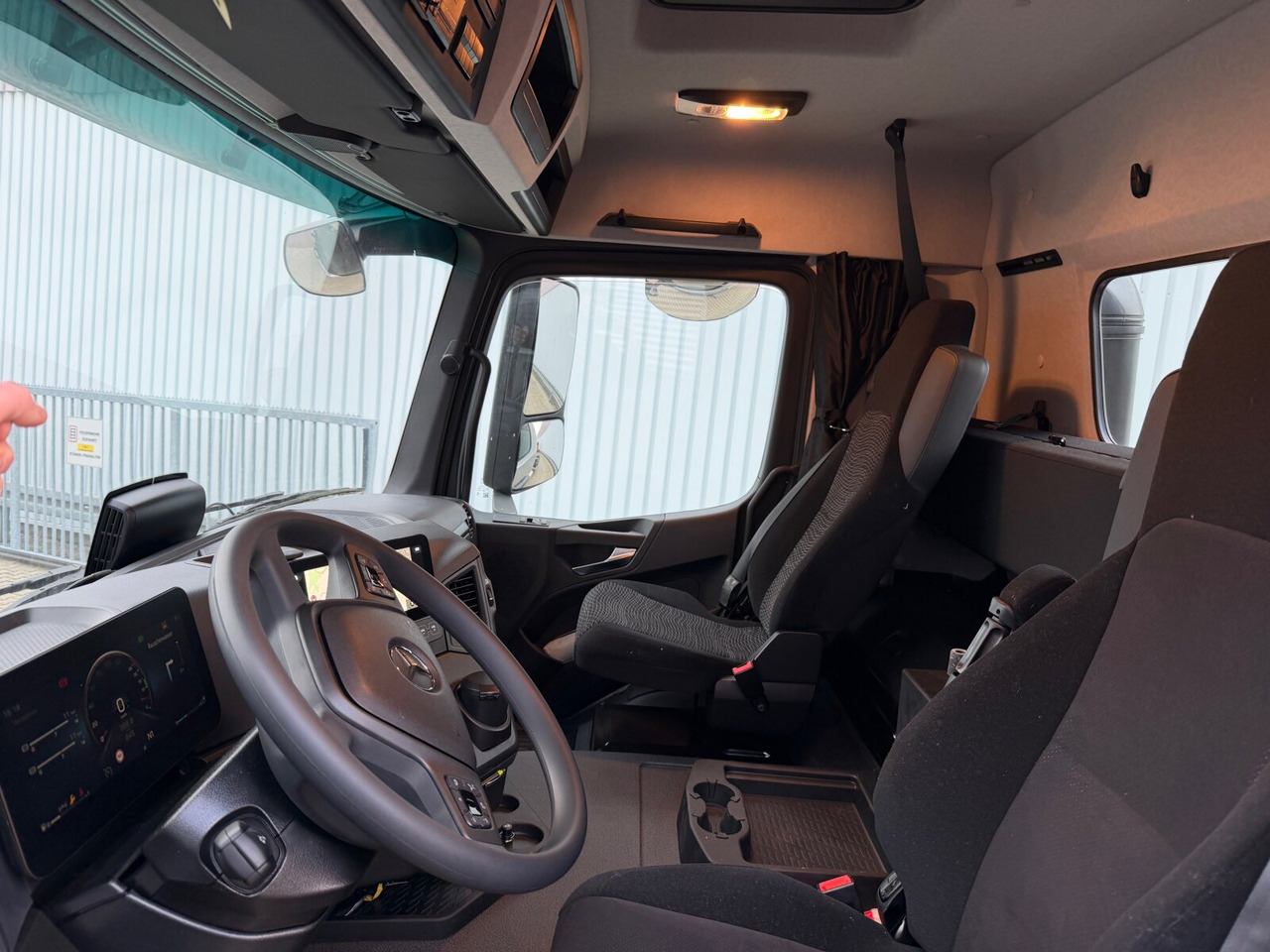 Mercedes-Benz Arocs 2542 L 6x2/4 Arocs 2542/45 L 6x2/4, Vorlauflenk-/liftachse, Navi, MultimediaCockpit - Châssis cabine: photos 2 Mercedes-Benz Arocs 2542 L 6x2/4 Arocs 2542/45 L 6x2/4, Vorlauflenk-/liftachse, Navi, MultimediaCockpit - Châssis cabine: photos 2