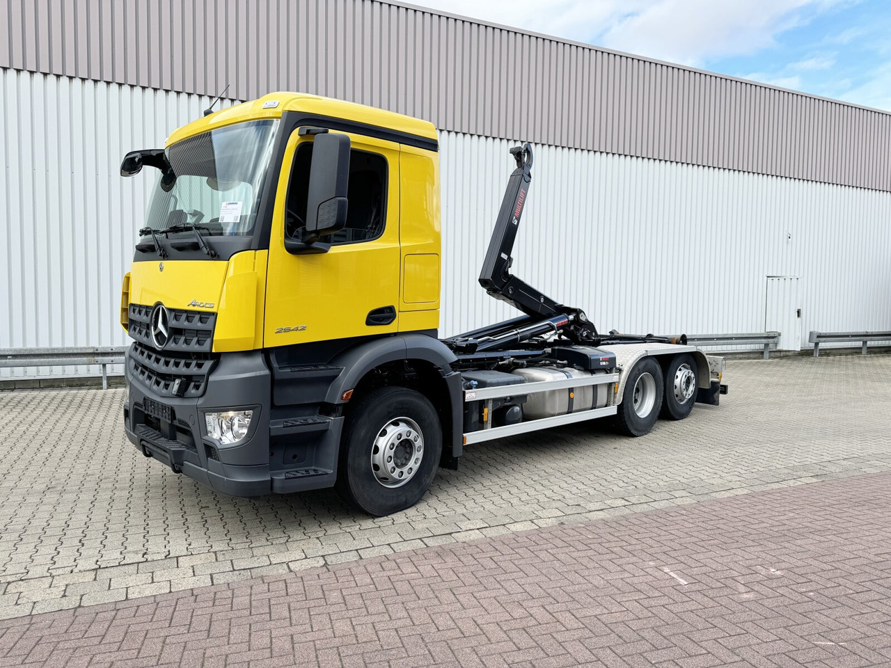 Mercedes-Benz Arocs 2642 L 6x2 Arocs 2642 L 6x2/42, Liftachse, Hiab 21S56 bis 6.5m Container - Camion ampliroll: photos 1 Mercedes-Benz Arocs 2642 L 6x2 Arocs 2642 L 6x2/42, Liftachse, Hiab 21S56 bis 6.5m Container - Camion ampliroll: photos 1