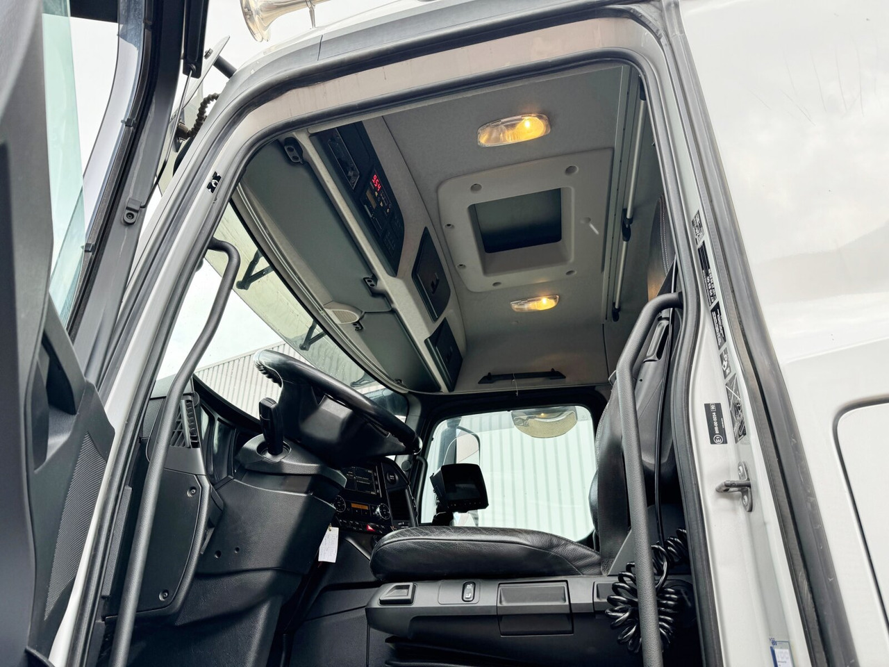 Crédit-bail de Mercedes-Benz Arocs 3258 LK 8x4/4 Arocs 3258 LK 8x4/4, Retarder, Bi-Xenon, Stahlmulde ca. 14m³, hydr. Heckklappenöffnung Mercedes-Benz Arocs 3258 LK 8x4/4 Arocs 3258 LK 8x4/4, Retarder, Bi-Xenon, Stahlmulde ca. 14m³, hydr. Heckklappenöffnung: photos 14