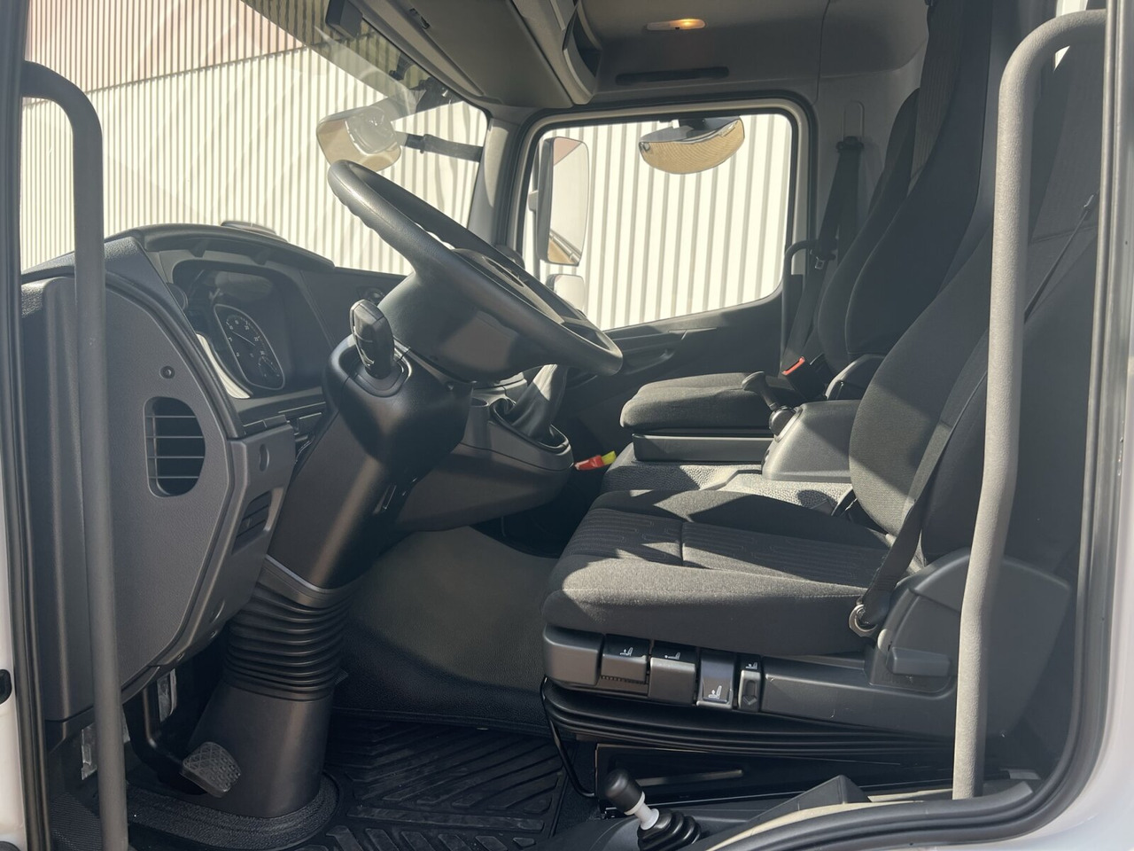 Mercedes-Benz Atego 818 K 4x2 Atego 818 K 4x2, 2x AHK, Meiller-Kipper, mehrfach Vorhanden! - Châssis cabine: photos 4 Mercedes-Benz Atego 818 K 4x2 Atego 818 K 4x2, 2x AHK, Meiller-Kipper, mehrfach Vorhanden! - Châssis cabine: photos 4