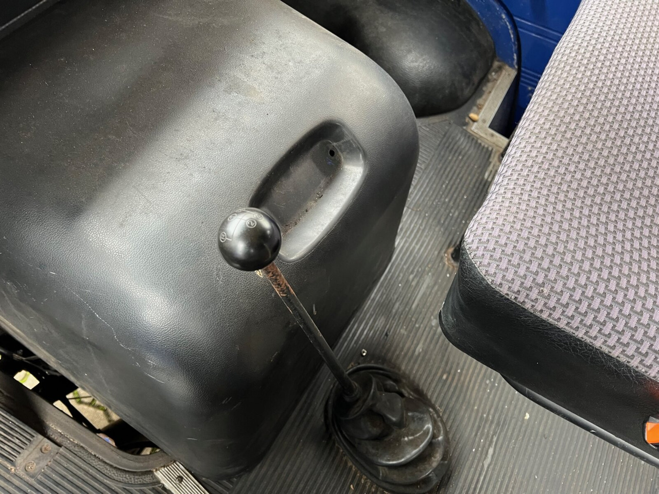 Mercedes-Benz L 407 D 4x2 Doka L 407 D 4x2 Doka, Ex-THW - Camion à rideaux coulissants: photos 3 Mercedes-Benz L 407 D 4x2 Doka L 407 D 4x2 Doka, Ex-THW - Camion à rideaux coulissants: photos 3