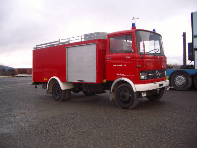 Mercedes-Benz LP 813 4x2 LP 813 4x2 Löschfahrzeug mit Wasserbehälter 2240 l - Camion de pompier: photos 1 Mercedes-Benz LP 813 4x2 LP 813 4x2 Löschfahrzeug mit Wasserbehälter 2240 l - Camion de pompier: photos 1