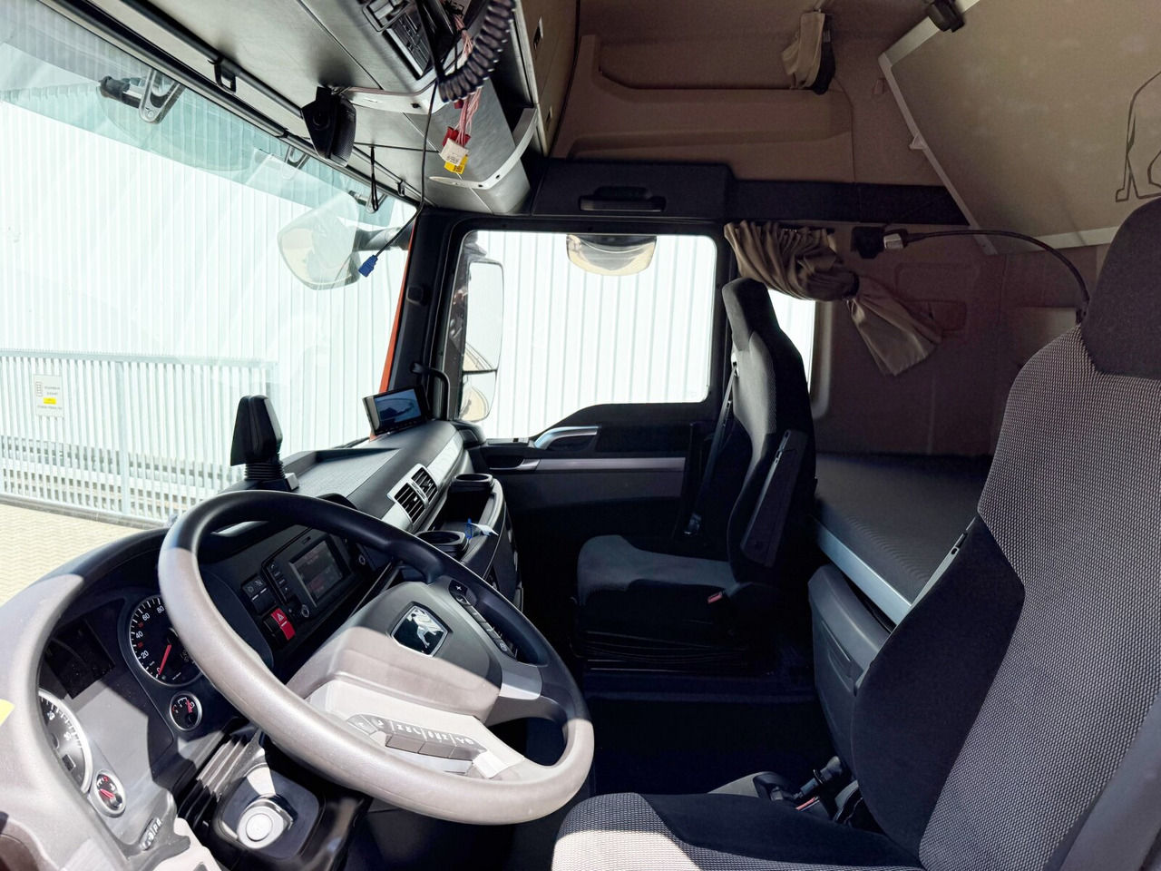 MAN TGX 26.510 6X2/4 BLS TGX 26.510 6X2/4 BLS, Intarder, Vorlauflenk-/lift, XLX-Fahrerhaus, Standklima - Tracteur routier: photos 2 MAN TGX 26.510 6X2/4 BLS TGX 26.510 6X2/4 BLS, Intarder, Vorlauflenk-/lift, XLX-Fahrerhaus, Standklima - Tracteur routier: photos 2