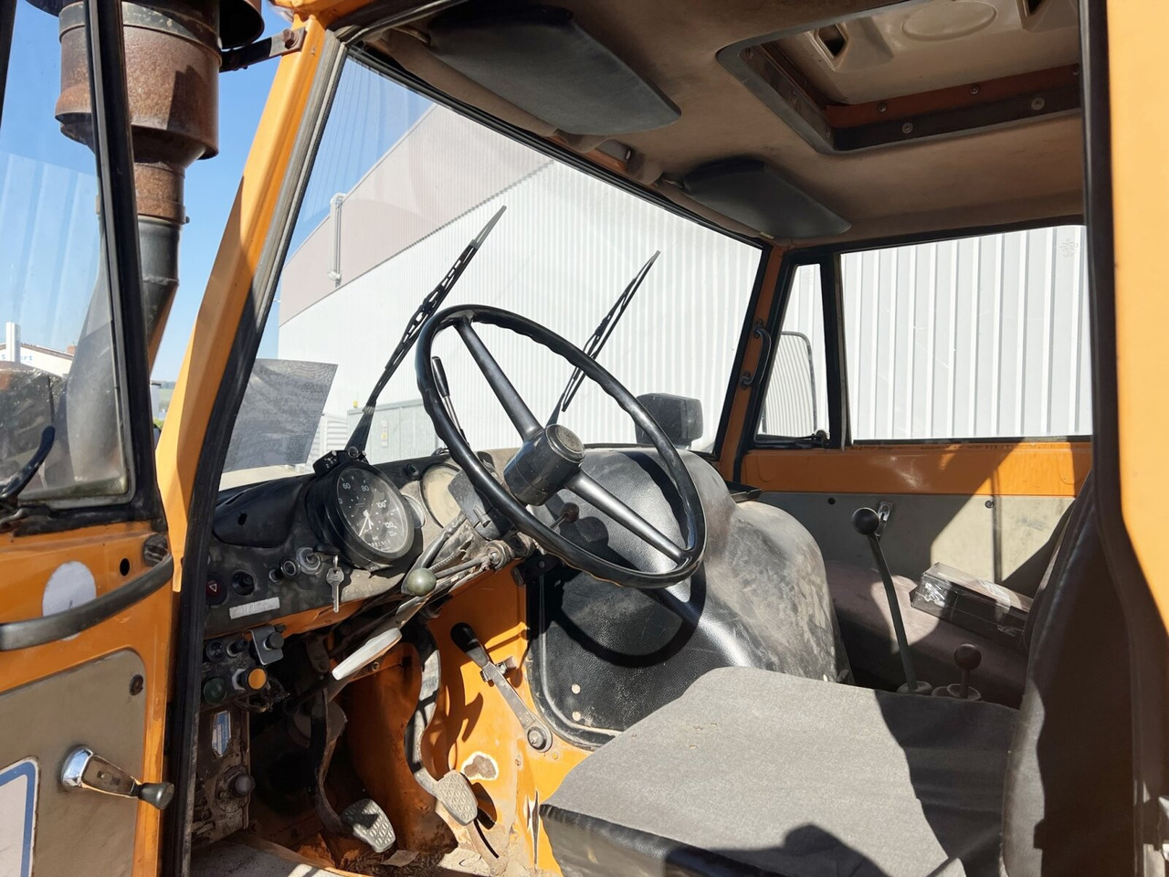 Photo d'intérieur 1: Camion benne, Véhicule de voirie/ Spécial Unimog U84 406 4x4 U84 406 4x4, Kommunalhydraulik, Zapfwelle vorn & hinten, EX-Kommune Photo d'intérieur 1: Camion benne, Véhicule de voirie/ Spécial Unimog U84 406 4x4 U84 406 4x4, Kommunalhydraulik, Zapfwelle vorn & hinten, EX-Kommune