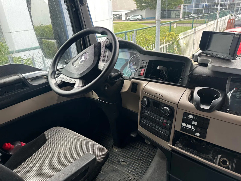 MAN TGX TGX 26 460 + 6X2 + LIFT + DAMAGED ENGINE - Camion fourgon: photos 5 MAN TGX TGX 26 460 + 6X2 + LIFT + DAMAGED ENGINE - Camion fourgon: photos 5