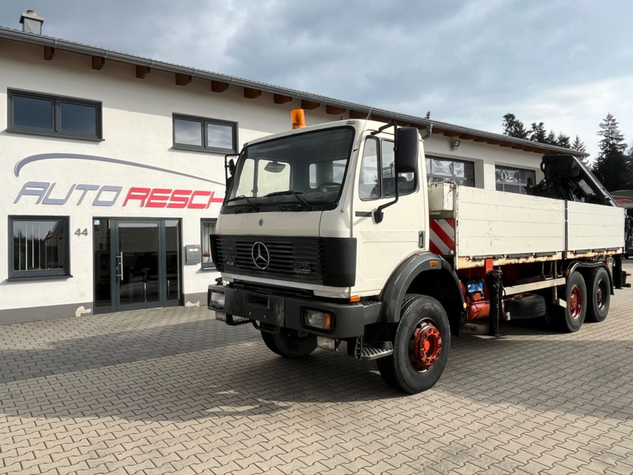 Mercedes-Benz SK 2635 6x4 V8 Pritsche mit HIAB 300-4 - Camion plateau, Camion grue: photos 2 Mercedes-Benz SK 2635 6x4 V8 Pritsche mit HIAB 300-4 - Camion plateau, Camion grue: photos 2