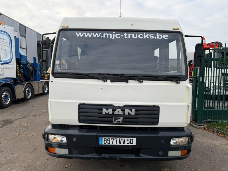 MAN 10.225 LC CLOSED BOX / KOFFER - DOKA - MANUAL GEARBOX - *344.000km* - STEEL SPRING / BLATT / LAMES - BE TRUCK - Camion fourgon: photos 2 MAN 10.225 LC CLOSED BOX / KOFFER - DOKA - MANUAL GEARBOX - *344.000km* - STEEL SPRING / BLATT / LAMES - BE TRUCK - Camion fourgon: photos 2