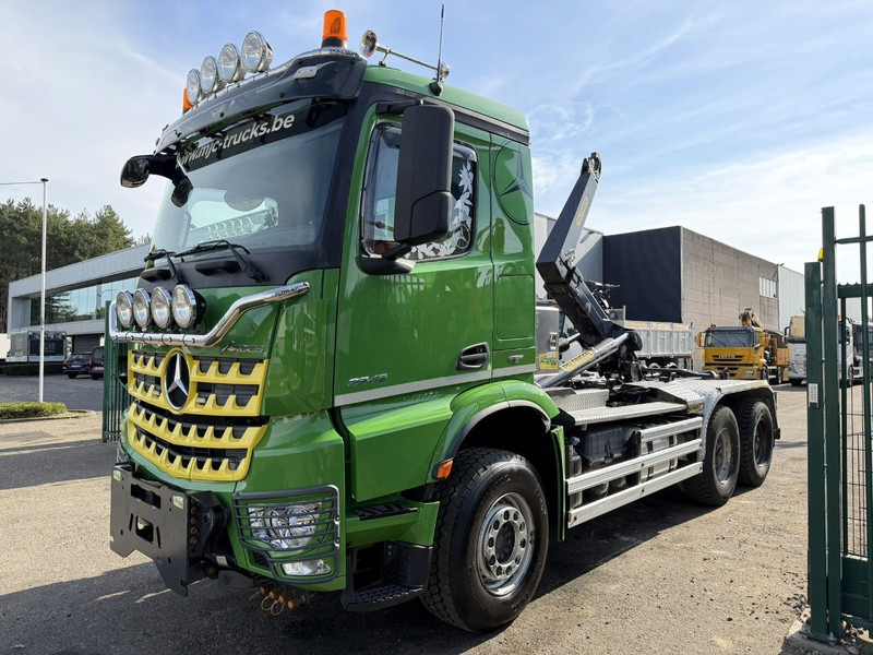 Mercedes-Benz AROCS 2845 6x4 HOOKLIFT - RETARDER - *277.000km* - EURO 6 - STEEL SPRING / BIG AXLES HUB REDUCTION - BE TRUCK - ENGINE PROBLEM - Camion ampliroll: photos 3 Mercedes-Benz AROCS 2845 6x4 HOOKLIFT - RETARDER - *277.000km* - EURO 6 - STEEL SPRING / BIG AXLES HUB REDUCTION - BE TRUCK - ENGINE PROBLEM - Camion ampliroll: photos 3