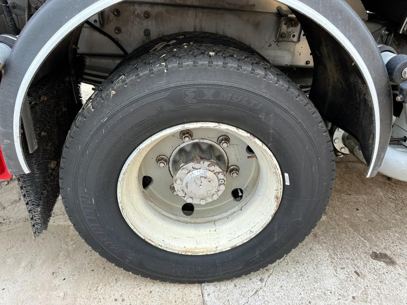 Renault MIDLUM 150 FUEL TANKER / CITERNE MAZOUT - 6500L - 3 COMPARTIMENTS - *ENGINE PROBLEM* - Camion citerne: photos 5 Renault MIDLUM 150 FUEL TANKER / CITERNE MAZOUT - 6500L - 3 COMPARTIMENTS - *ENGINE PROBLEM* - Camion citerne: photos 5