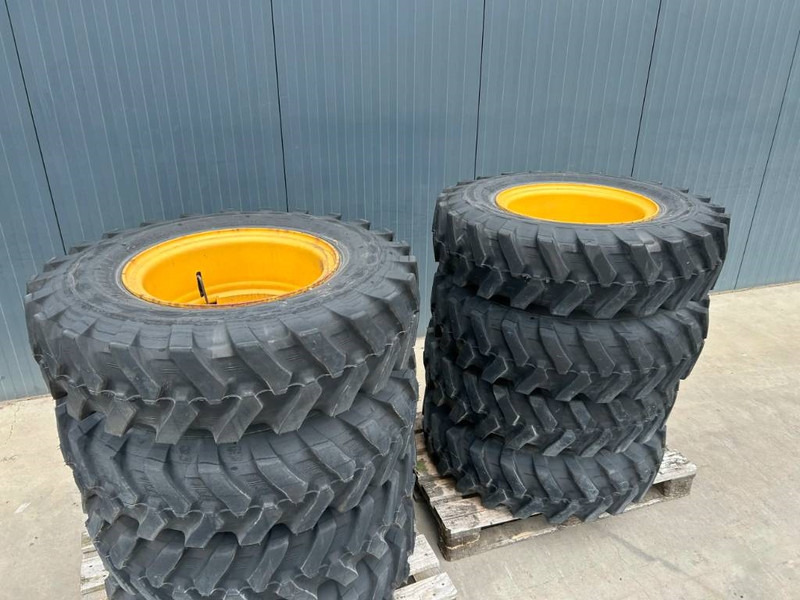 Bridgestone 1000 x 20 Set / 10.00 x 20: 4x2 Tyres - Pneus et jantes pour Engins de chantier: photos 3 Bridgestone 1000 x 20 Set / 10.00 x 20: 4x2 Tyres - Pneus et jantes pour Engins de chantier: photos 3