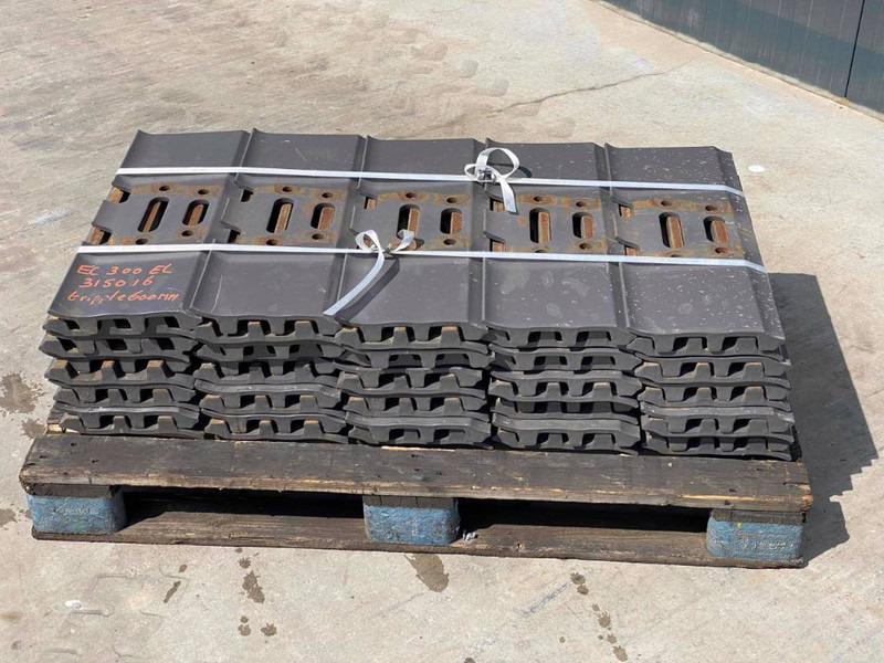Case CX290 / CX300 Shoes/Pads - Frame/ Châssis pour Engins de chantier: photos 4 Case CX290 / CX300 Shoes/Pads - Frame/ Châssis pour Engins de chantier: photos 4
