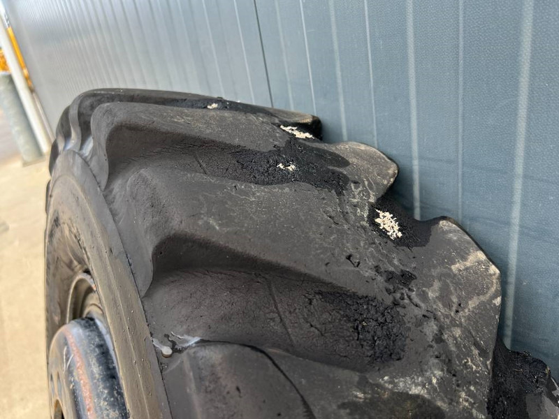 Michelin 1000 x 20 banden / 10.00 x 20: 1x2 Reifen - Pneus et jantes pour Engins de chantier: photos 4 Michelin 1000 x 20 banden / 10.00 x 20: 1x2 Reifen - Pneus et jantes pour Engins de chantier: photos 4
