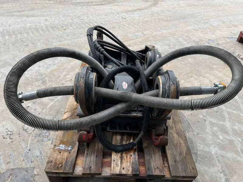 Attache rapide pour Engins de chantier OilQuick OQ70/55 - 320E / 325F: photos 6