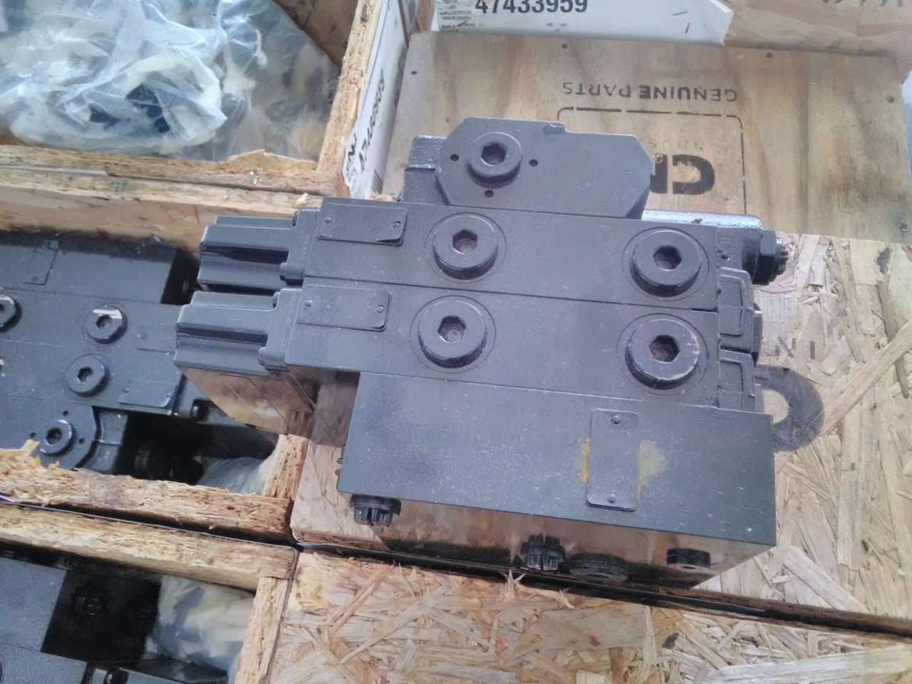 CNH 47433959 - Valve hydraulique pour Machine agricole: photos 2 CNH 47433959 - Valve hydraulique pour Machine agricole: photos 2