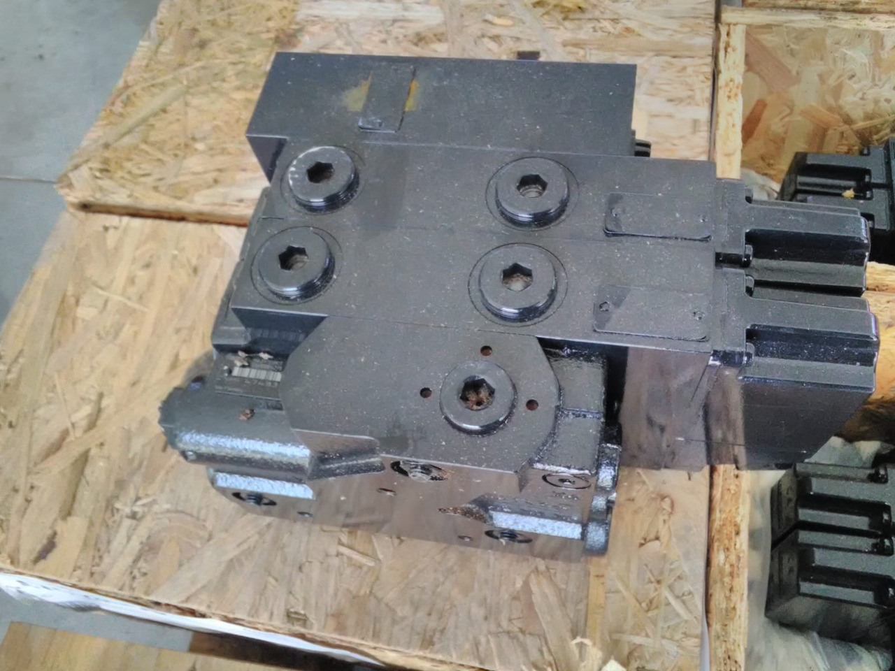 CNH 47433959 - Valve hydraulique pour Machine agricole: photos 3 CNH 47433959 - Valve hydraulique pour Machine agricole: photos 3
