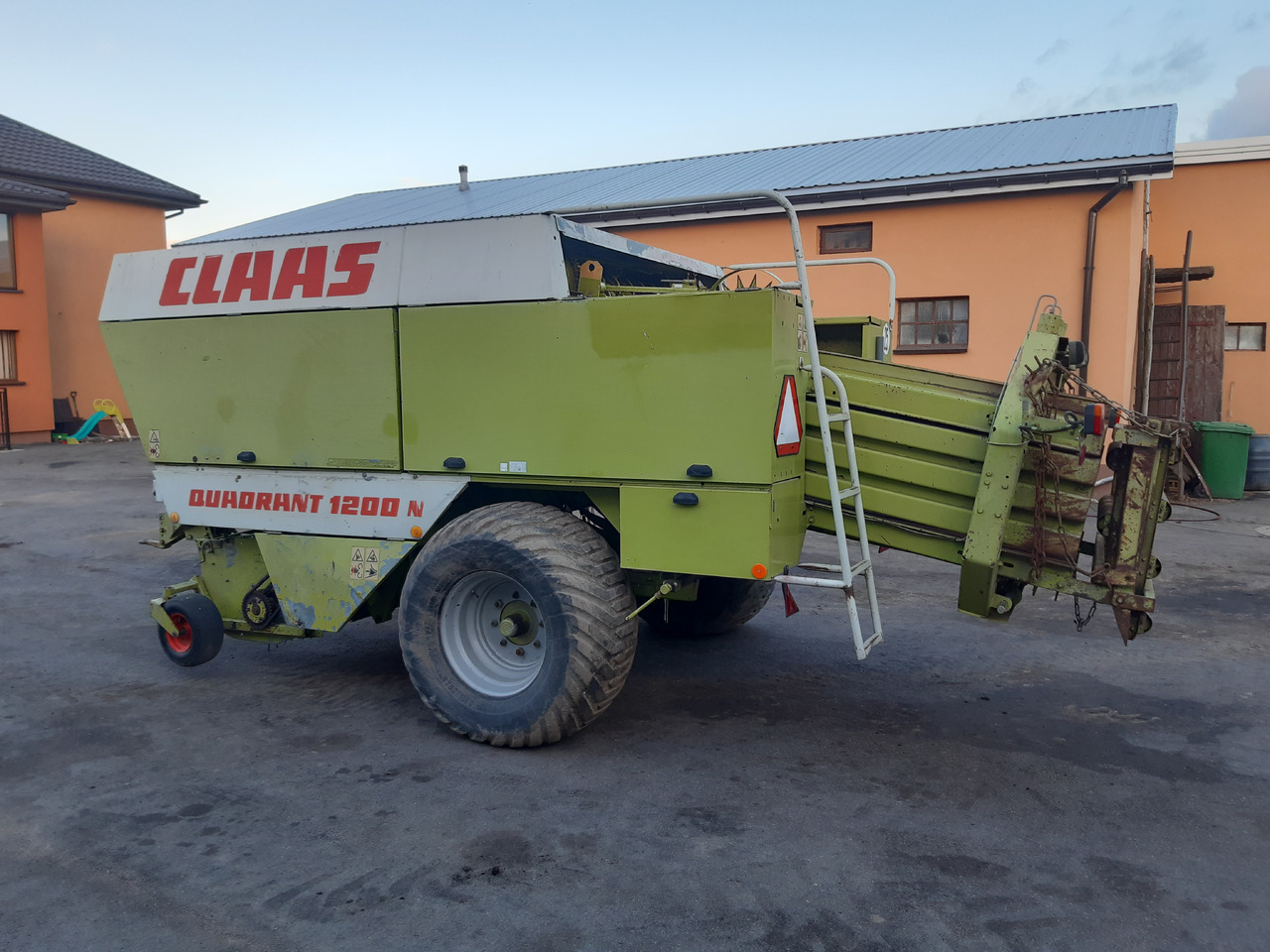 Claas Quadrant 1200 N - Presse à balles cubiques: photos 1 Claas Quadrant 1200 N - Presse à balles cubiques: photos 1