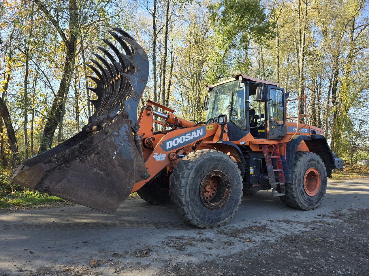 DOOSAN DL300-3 z WAGĄ - Chargeuse sur pneus: photos 1 DOOSAN DL300-3 z WAGĄ - Chargeuse sur pneus: photos 1