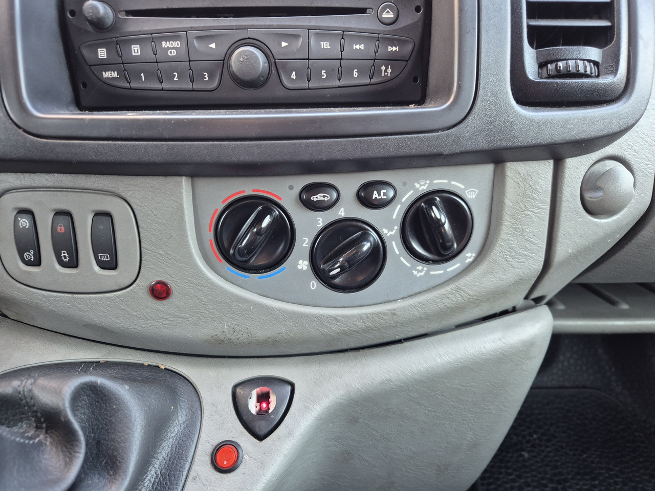 RENAULT Trafic 2.0 dCi 115 KM - Ambulance: photos 4 RENAULT Trafic 2.0 dCi 115 KM - Ambulance: photos 4