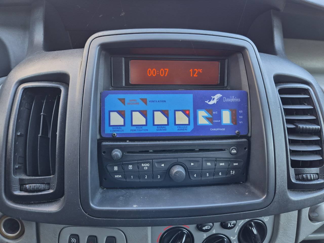 RENAULT Trafic 2.0 dCi 115 KM - Ambulance: photos 3 RENAULT Trafic 2.0 dCi 115 KM - Ambulance: photos 3