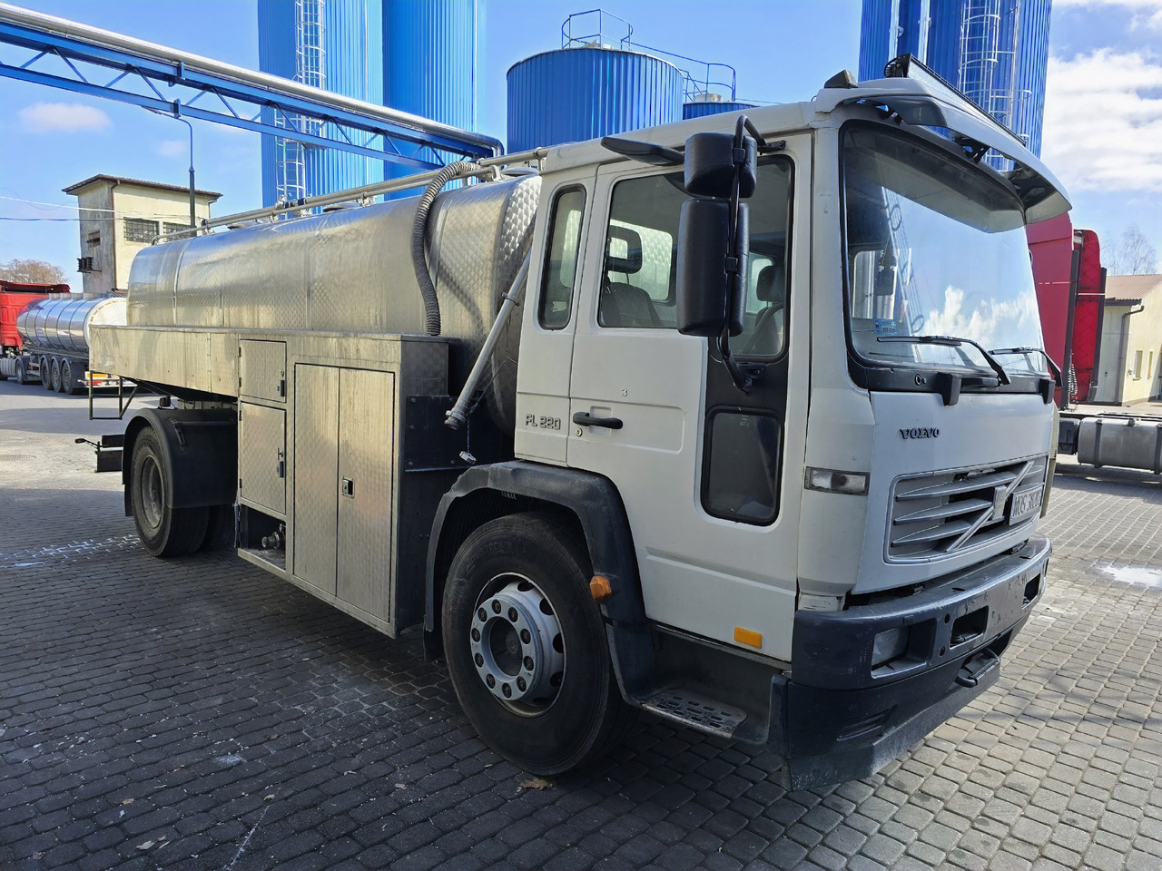VOLVO FL 220 - Camion citerne: photos 1 VOLVO FL 220 - Camion citerne: photos 1