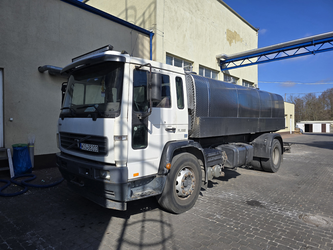 VOLVO FL 220 - Camion citerne: photos 2 VOLVO FL 220 - Camion citerne: photos 2