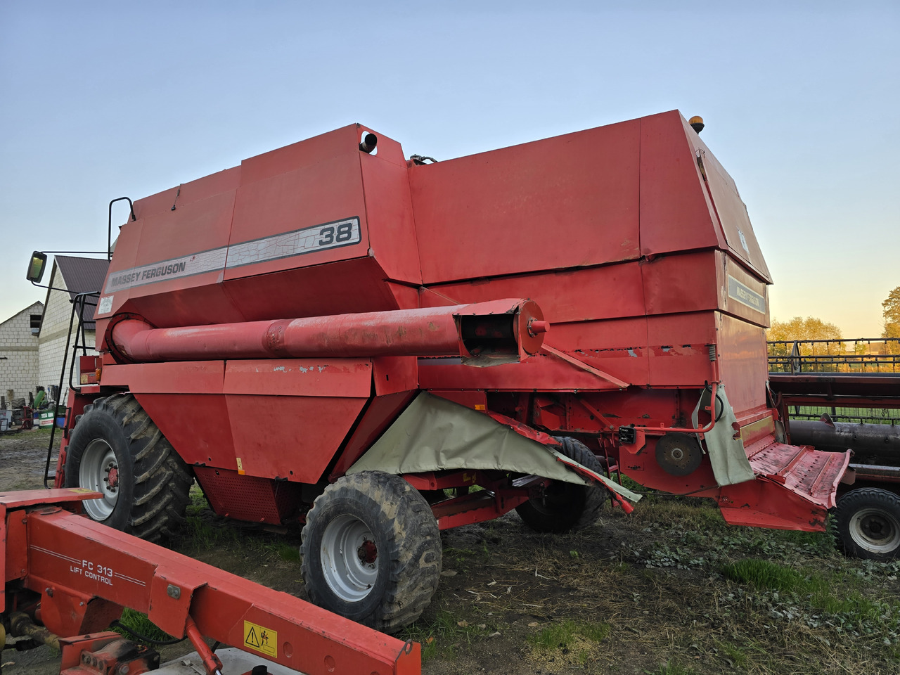 Massey-ferguson 38 - Moissonneuse-batteuse: photos 5 Massey-ferguson 38 - Moissonneuse-batteuse: photos 5