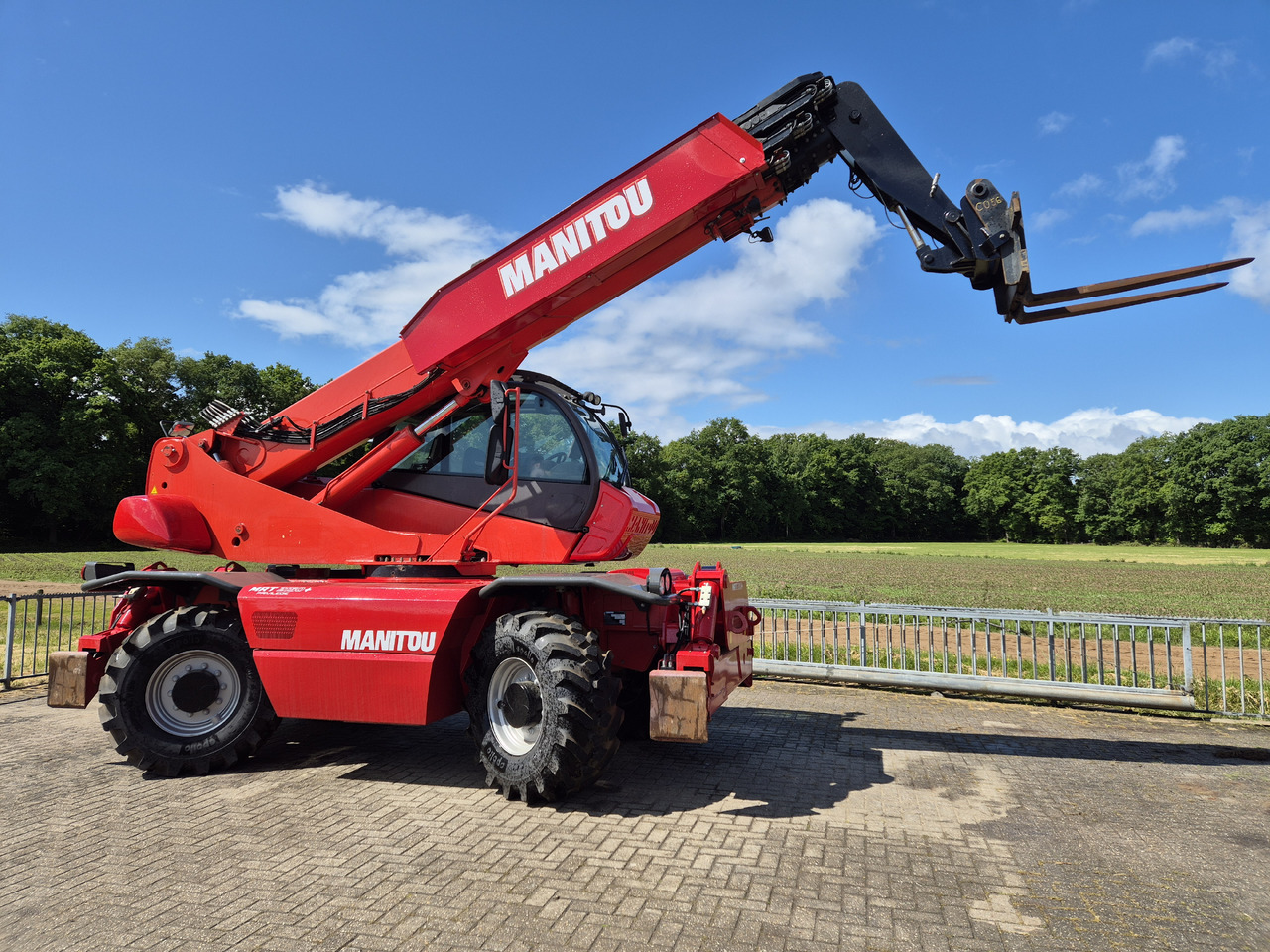 Manitou MRT 2150 plus privilege - Chariot télescopique: photos 2 Manitou MRT 2150 plus privilege - Chariot télescopique: photos 2