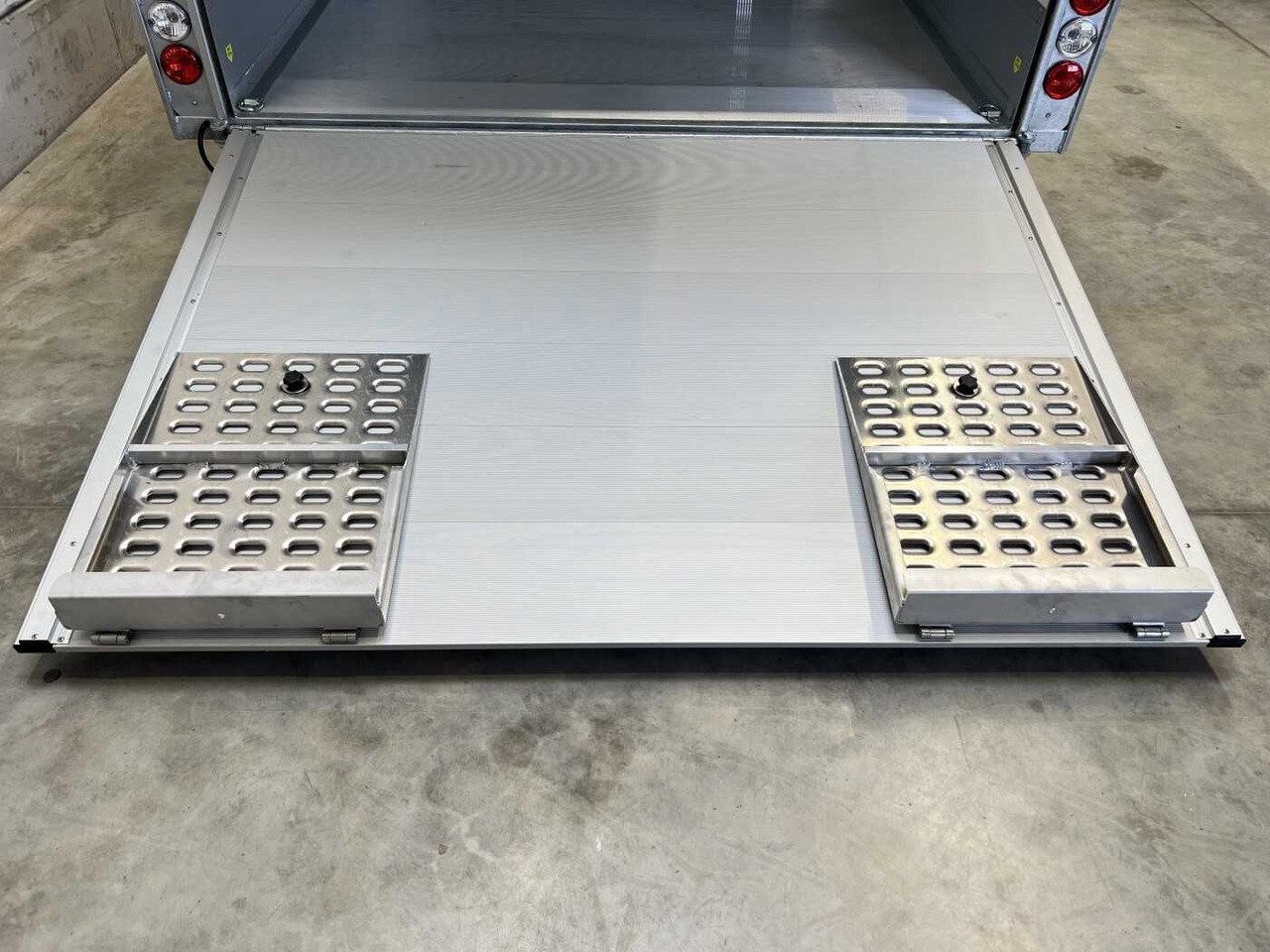 CHEVAL LIBERTE DEBON C1000 Roadster Autotransporter geschlossen - Remorque porte-voitures: photos 5 CHEVAL LIBERTE DEBON C1000 Roadster Autotransporter geschlossen - Remorque porte-voitures: photos 5