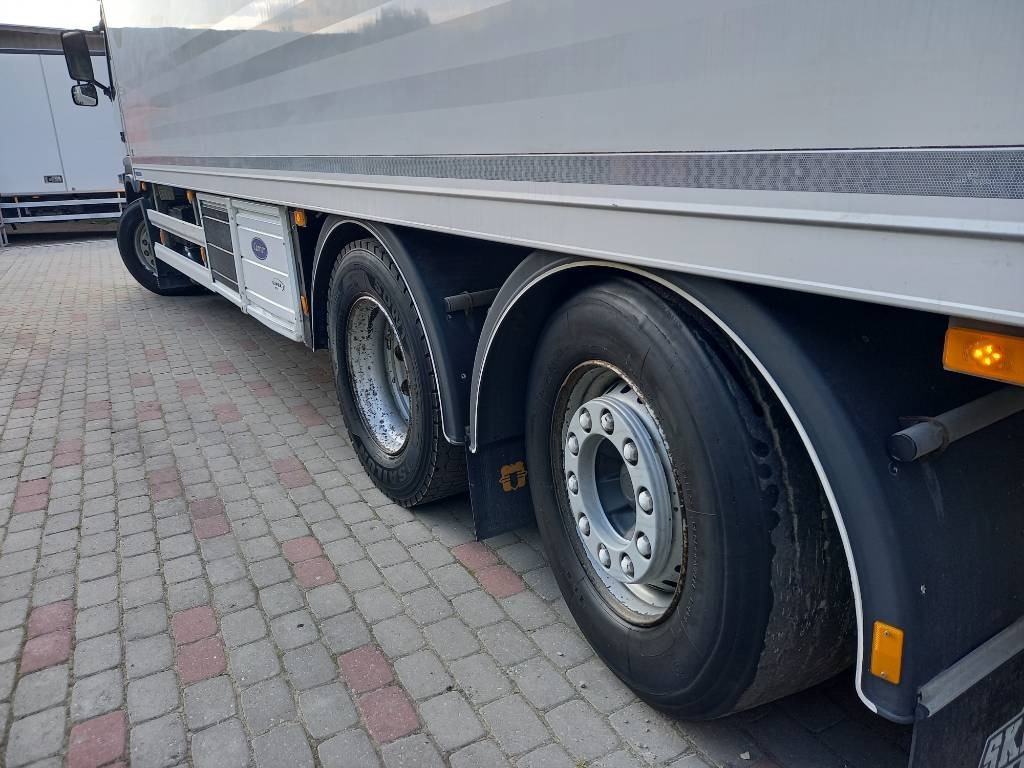Camion frigorifique Volvo FM 330, 6x2, CARRIER SUPRA 950 U: photos 15