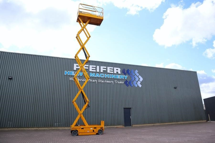 Haulotte Compact 12 Electric, 12m Working Height, 300kg Cap - Nacelle ciseaux: photos 3 Haulotte Compact 12 Electric, 12m Working Height, 300kg Cap - Nacelle ciseaux: photos 3