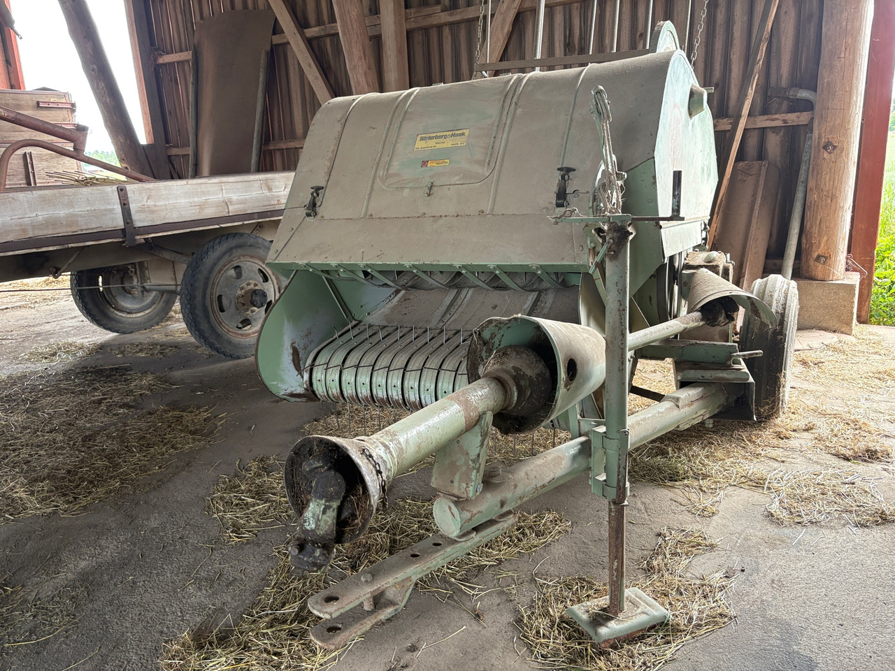 Claas Medium 100 - Presse à balles rondes: photos 1 Claas Medium 100 - Presse à balles rondes: photos 1