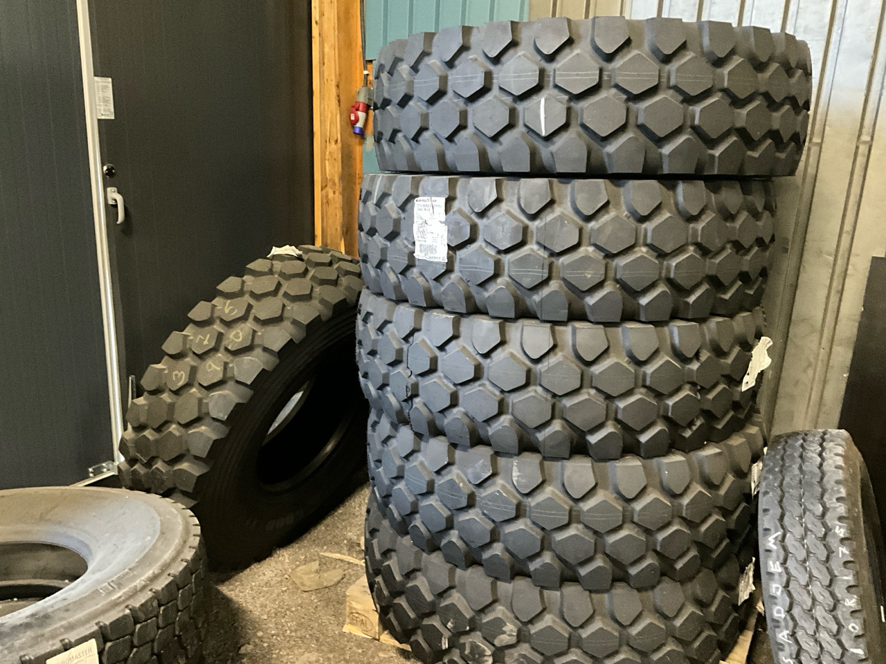 GoodYear Offro 164G M+S - Pneu pour Engins de chantier: photos 1 GoodYear Offro 164G M+S - Pneu pour Engins de chantier: photos 1