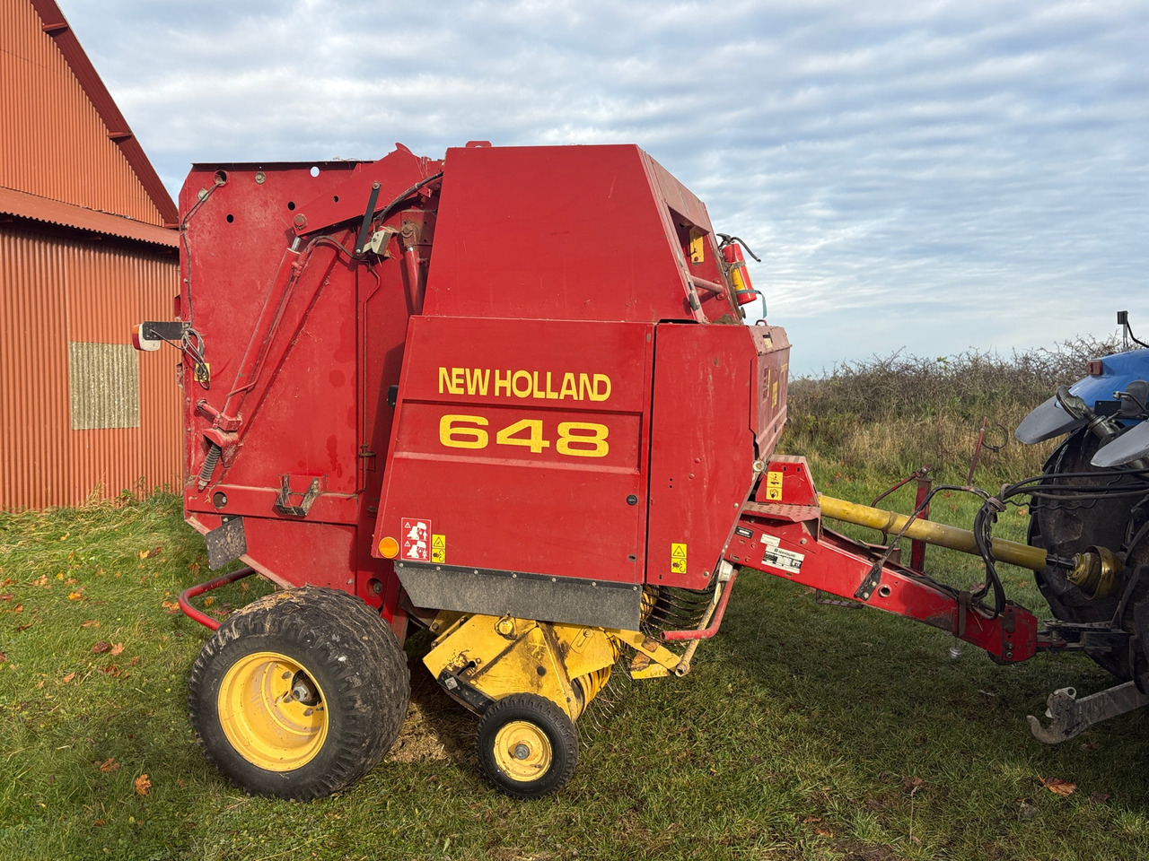 New Holland 648 - Presse à balles rondes: photos 1 New Holland 648 - Presse à balles rondes: photos 1